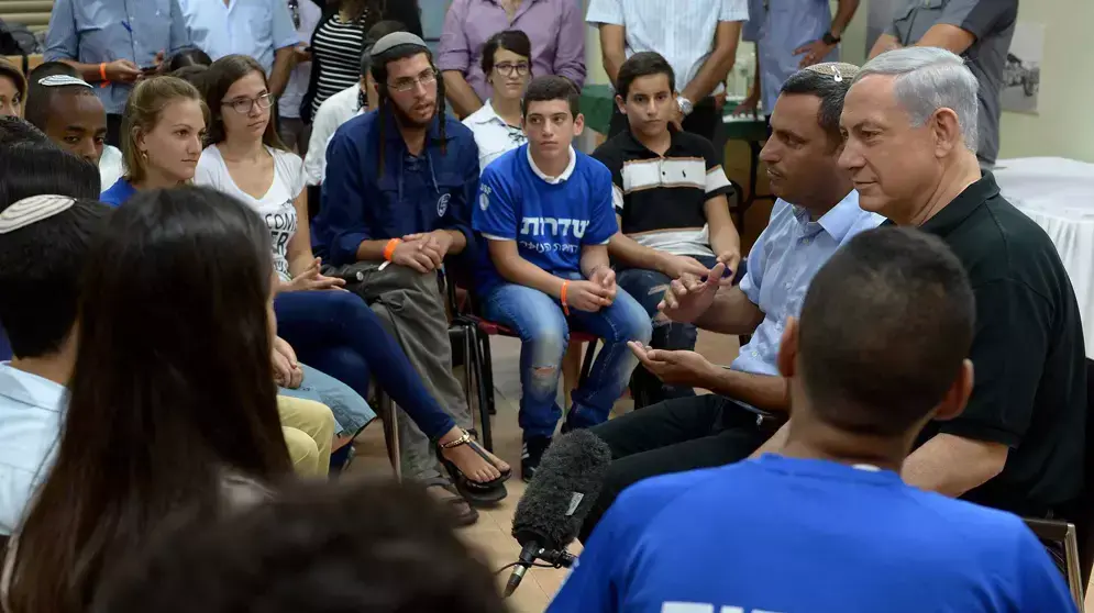 ראש הממשלה בנימין נתניהו נפגש עם חברי תנועות הנוער בשדרות, אוגוסט 2014 ראש הממשלה בנימין נתניהו נפגש עם חברי תנועות הנוער בשדרות, אוגוסט 2014