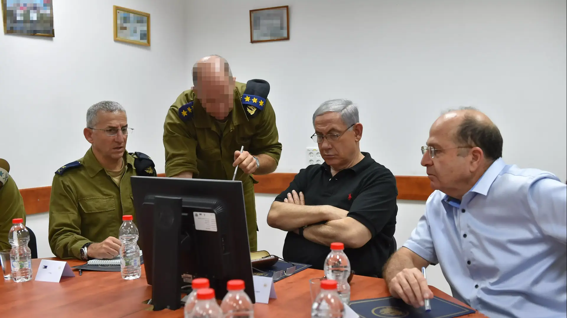 ראש הממשלה, בנימין נתניהו ושר הביטחון, משה יעלון, בביקור בבסיס חיל הים באשדוד, אוגוסט 2014 ראש הממשלה, בנימין נתניהו ושר הביטחון, משה יעלון, בביקור בבסיס חיל הים באשדוד, אוגוסט 2014
