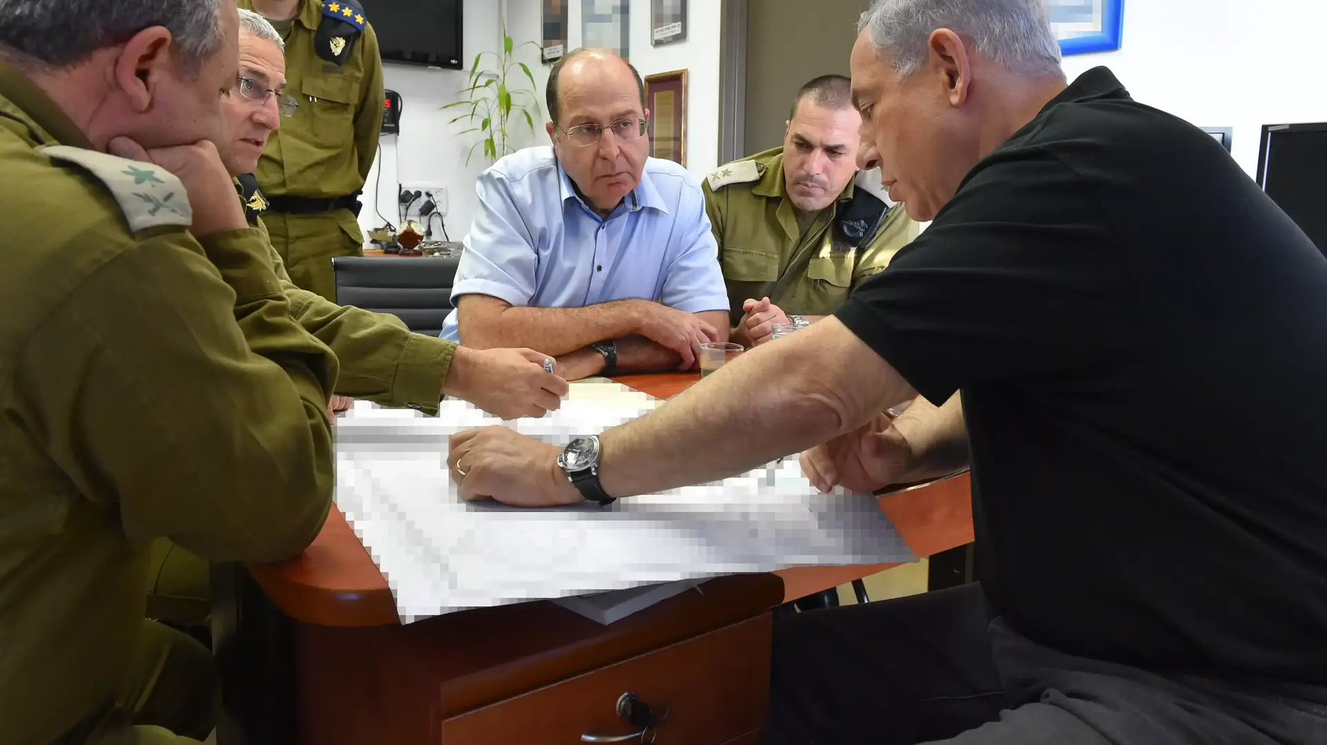 ראש הממשלה, בנימין נתניהו ושר הביטחון, משה יעלון, בביקור בבסיס חיל הים באשדוד, אוגוסט 2014