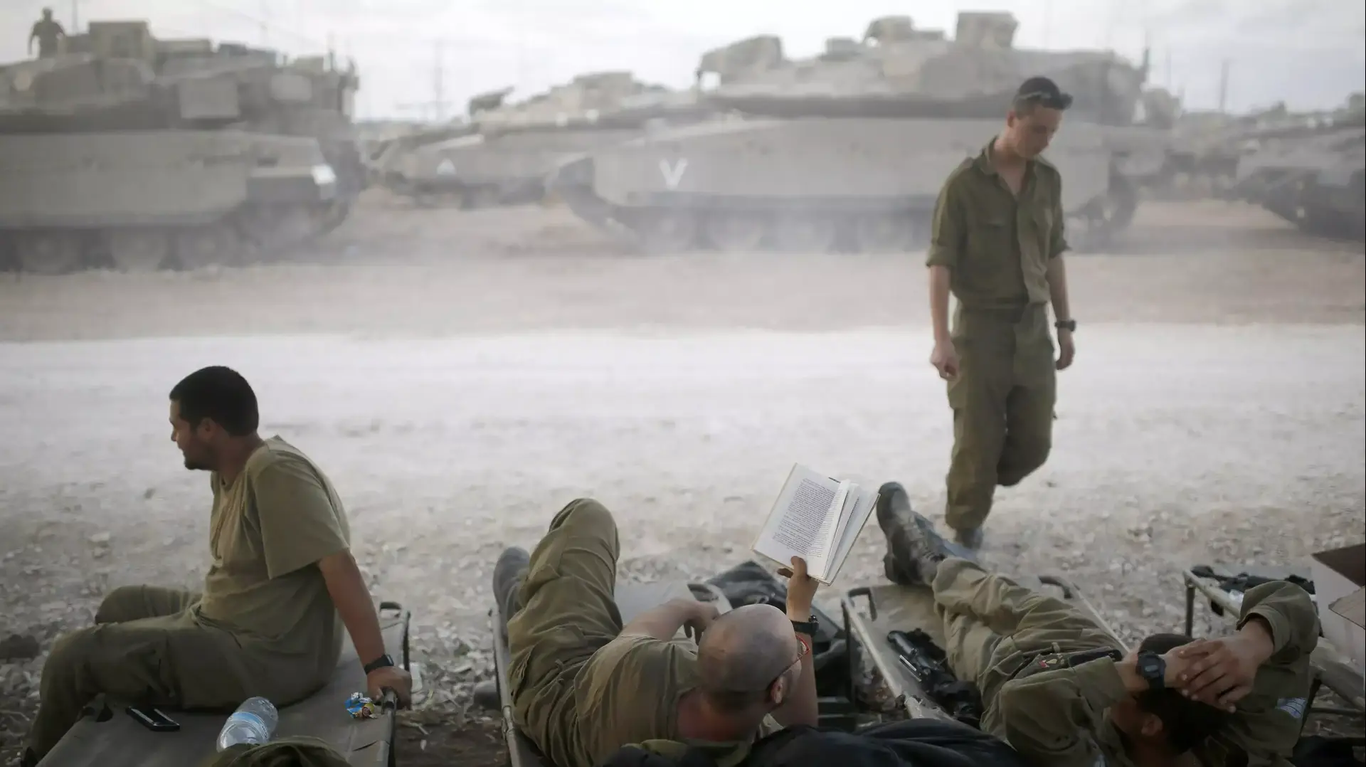 חיילי צה"ל נחים בשטחי הכינוס באזור צפון רצועת עזה, אוגוסט 2014