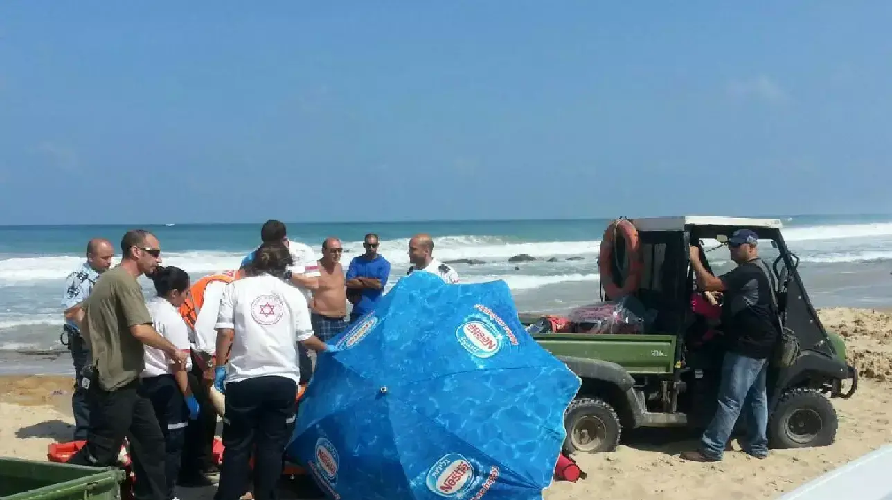 אישה בת 43 נפגעה אנושות כשניסתה להציל את בנותיה שטבעו בחוף פלמחים. 19 באוגוסט 2014