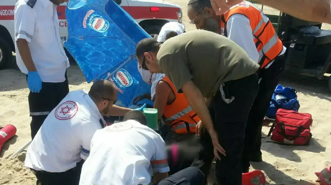 אישה בת 43 נפגעה אנושות כשניסתה להציל את בנותיה שטבעו בחוף פלמחים. 19 באוגוסט 2014 אישה בת 43 נפגעה אנושות כשניסתה להציל את בנותיה שטבעו בחוף פלמחים. 19 באוגוסט 2014