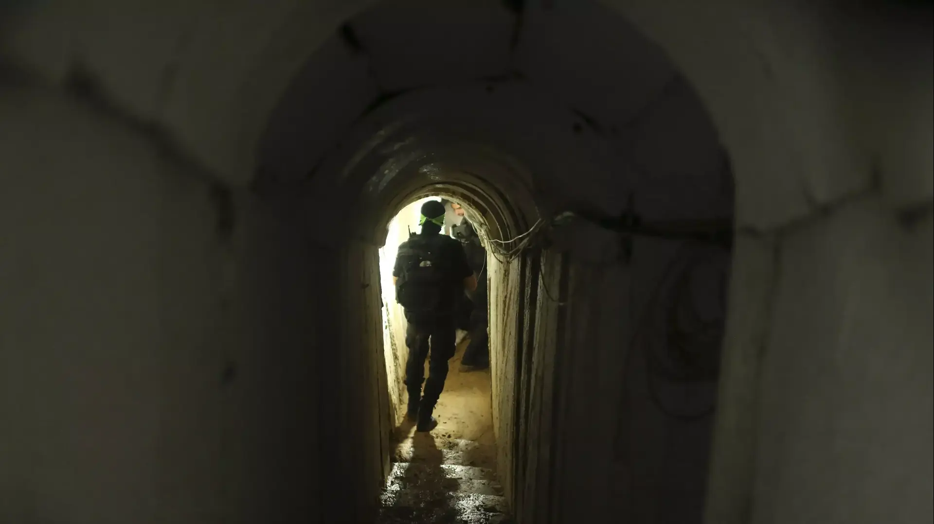 פעילי חמאס בתוך מנהרת טרור רצועת עזה, אוגוסט 2014 פעילי חמאס בתוך מנהרת טרור רצועת עזה, אוגוסט 2014
