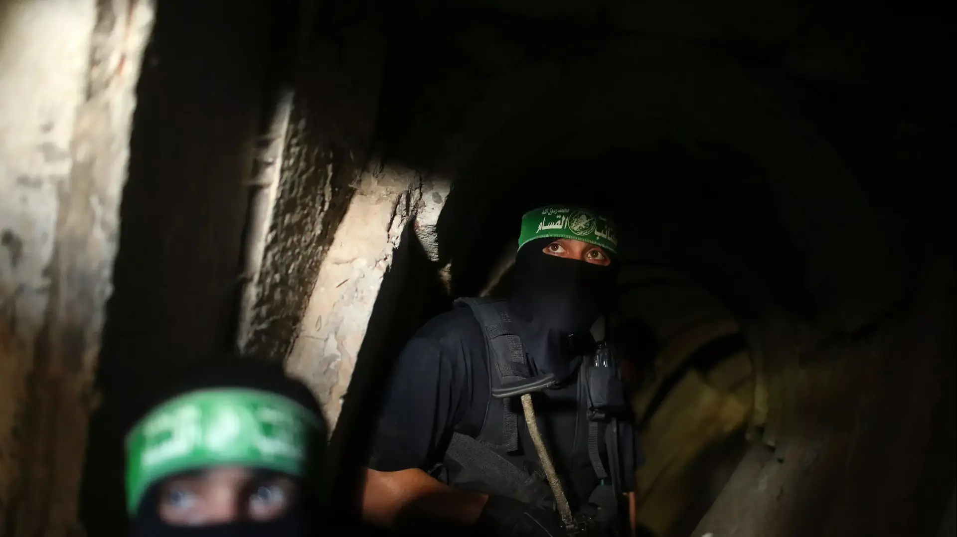 פעילי חמאס בתוך מנהרת טרור רצועת עזה, אוגוסט 2014 פעילי חמאס בתוך מנהרת טרור רצועת עזה, אוגוסט 2014