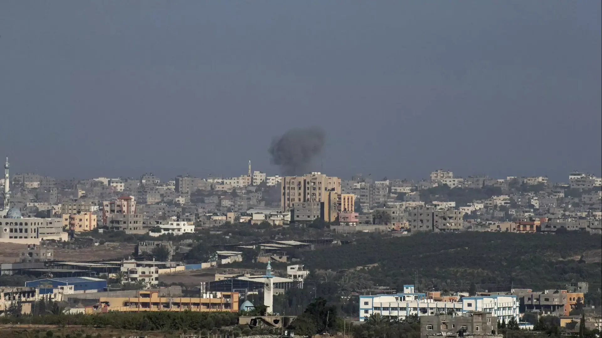 עשן מיתמר בשמי עזה אחרי תקיפת חיל האוויר. 20 באוגוסט 2014 עשן מיתמר בשמי עזה אחרי תקיפת חיל האוויר. 20 באוגוסט 2014