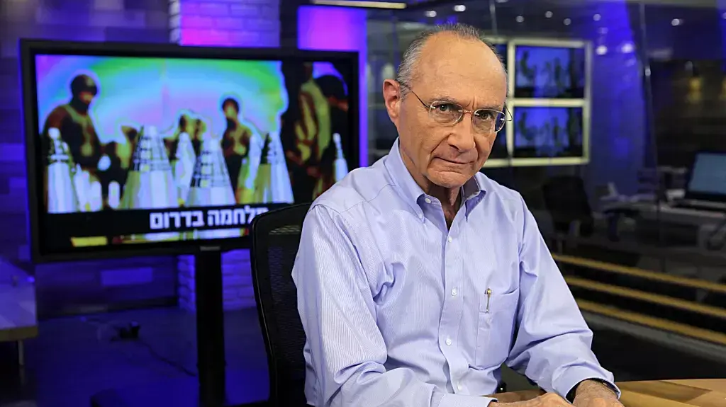 עוזי לנדאו במשדר וואלה! חדשות, אוגוסט 2014 עוזי לנדאו במשדר וואלה! חדשות, אוגוסט 2014