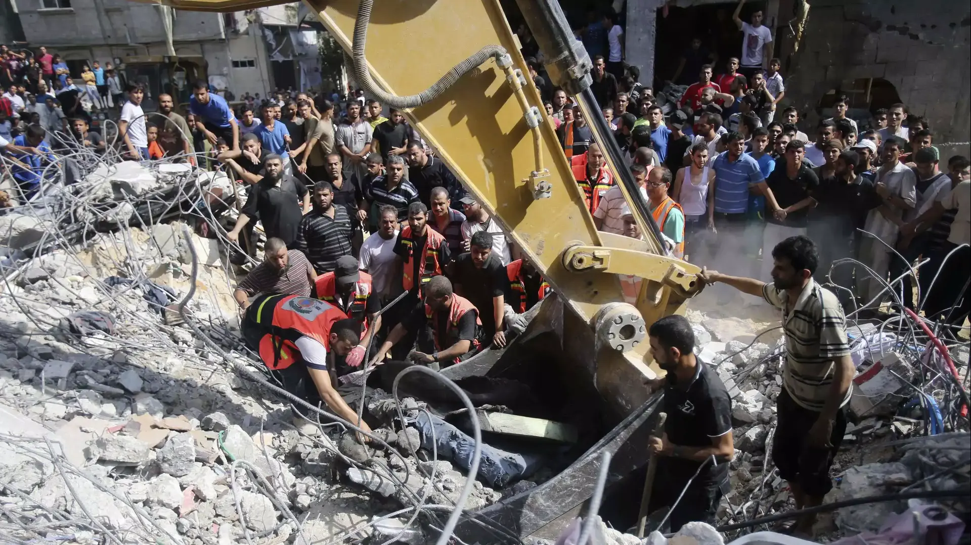 חילוץ גופה מבית שצה"ל תקף ברפיח בדרום רצועת עזה. 21 באוגוסט 2014 חילוץ גופה מבית שצה"ל תקף ברפיח בדרום רצועת עזה. 21 באוגוסט 2014