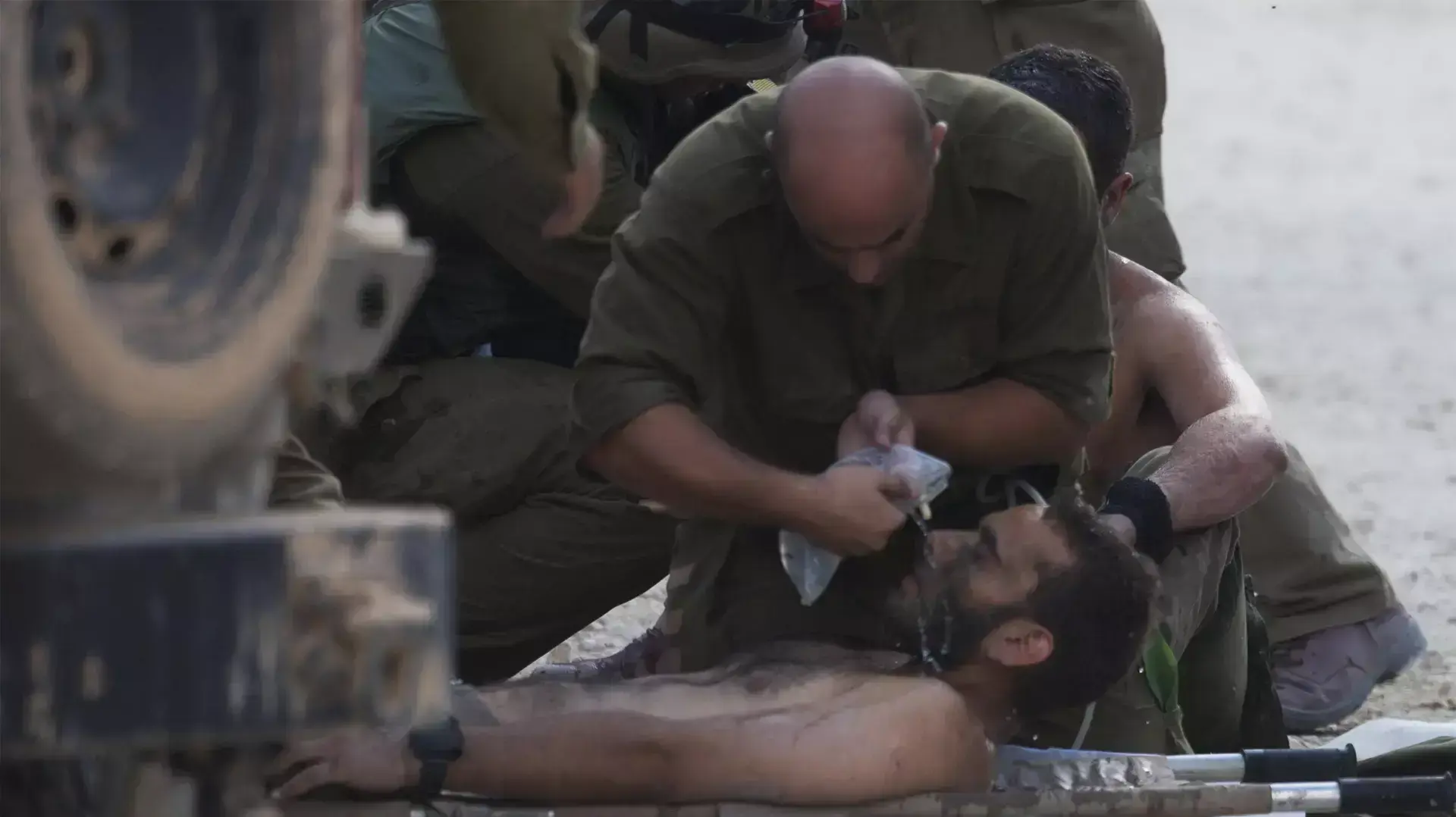 יאיר אלטמן מטפל בפצועי גולני משג'אעיה ביום השני של המבצע הקרקעי בעזה יאיר אלטמן מטפל בפצועי גולני משג'אעיה ביום השני של המבצע הקרקעי בעזה