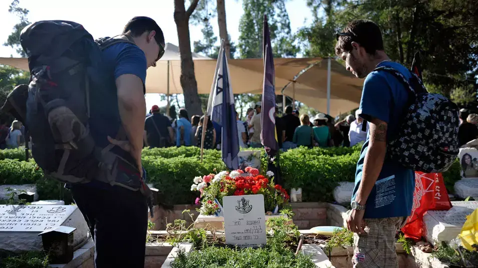אזכרה לציון 30 יום למותו של לי מט בחלקה בצבאית בהר הרצל. אוגוסט 2014 אזכרה לציון 30 יום למותו של לי מט בחלקה בצבאית בהר הרצל. אוגוסט 2014