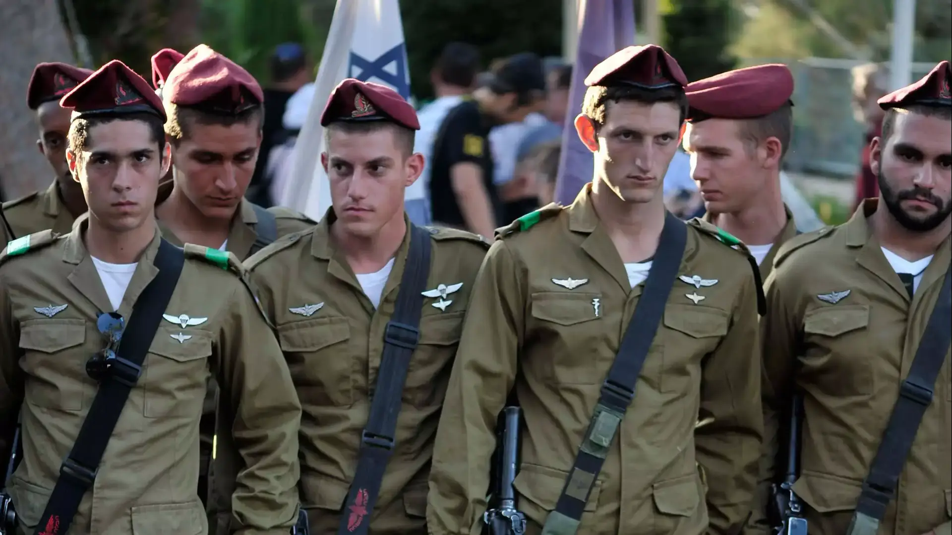 אזכרה לציון 30 יום למותו של לי מט בחלקה בצבאית בהר הרצל. אוגוסט 2014 אזכרה לציון 30 יום למותו של לי מט בחלקה בצבאית בהר הרצל. אוגוסט 2014