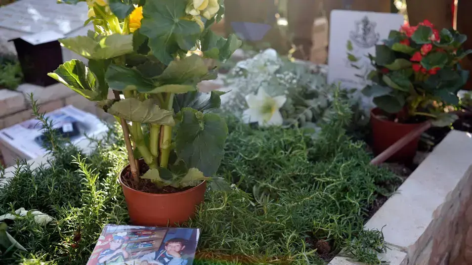 אזכרה לציון 30 יום למותו של לי מט בחלקה בצבאית בהר הרצל. אוגוסט 2014 אזכרה לציון 30 יום למותו של לי מט בחלקה בצבאית בהר הרצל. אוגוסט 2014