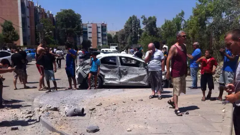 נפילת רקטה בחניה בבאר שבע נפילת רקטה בחניה בבאר שבע