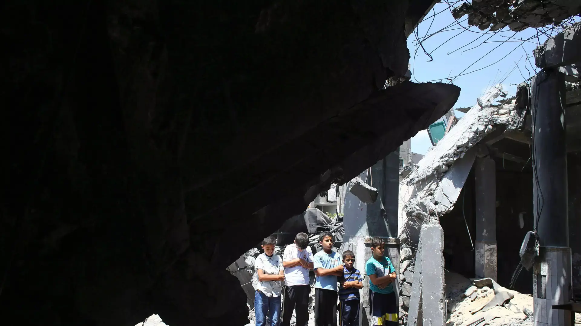 תפילות יום השישי בין שרידי מסגד שנפגע בתקיפות צה"ל ברפיח. 22 באוגוסט 2014 תפילות יום השישי בין שרידי מסגד שנפגע בתקיפות צה"ל ברפיח. 22 באוגוסט 2014