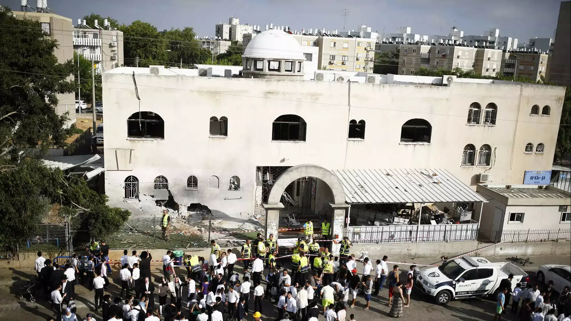 שלושה בני אדם נפצעו קל מפגיעת רקטה בבית כנסת באשדוד. 22 באוגוסט 2014 שלושה בני אדם נפצעו קל מפגיעת רקטה בבית כנסת באשדוד. 22 באוגוסט 2014