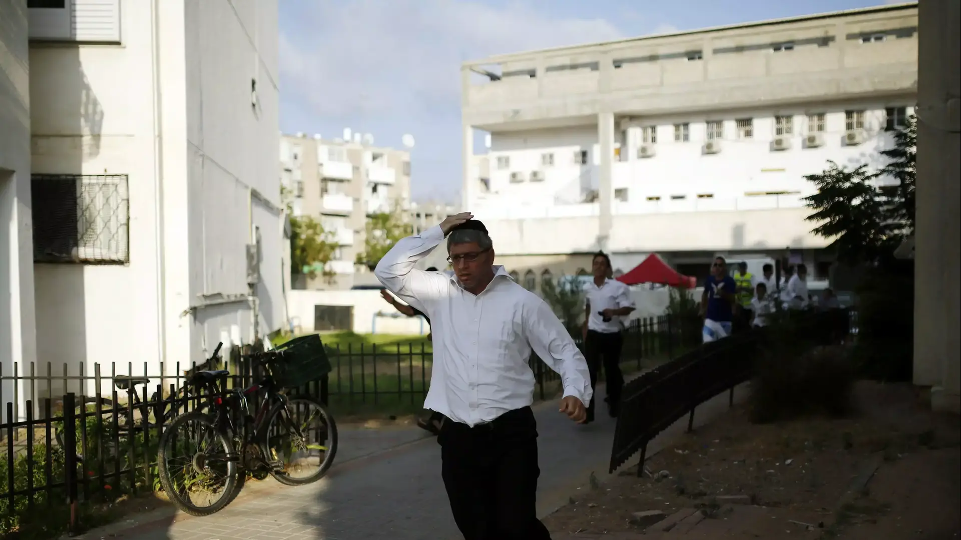 רצים לתפוס מחסה בשעת אזעקה באשדוד. 22 באוגוסט 2014 רצים לתפוס מחסה בשעת אזעקה באשדוד. 22 באוגוסט 2014