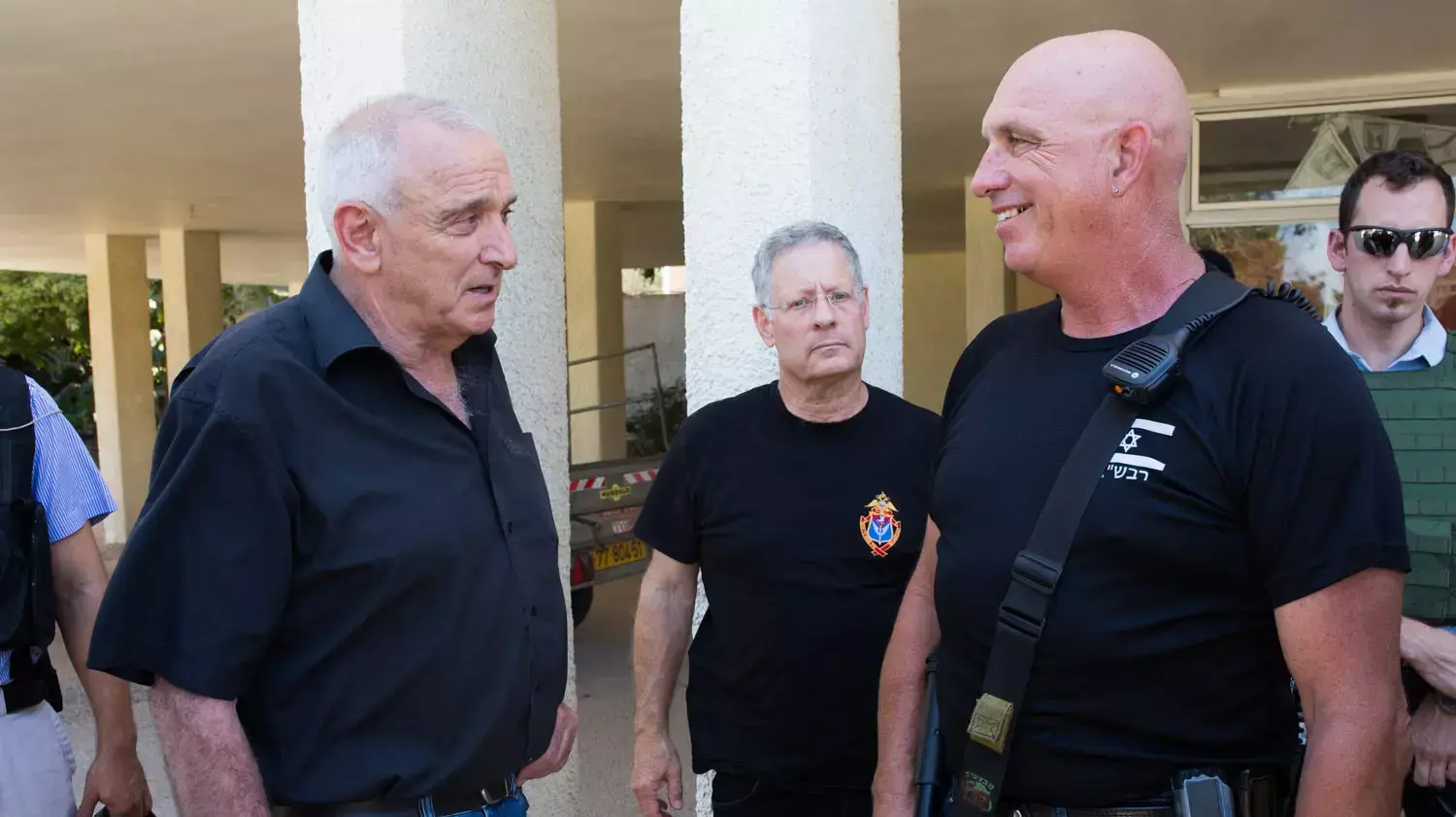 השר לביטחון הפנים יצחק אהרונוביץ' בזירת נפילת הפצמ"ר ביישוב בשער הנגב 