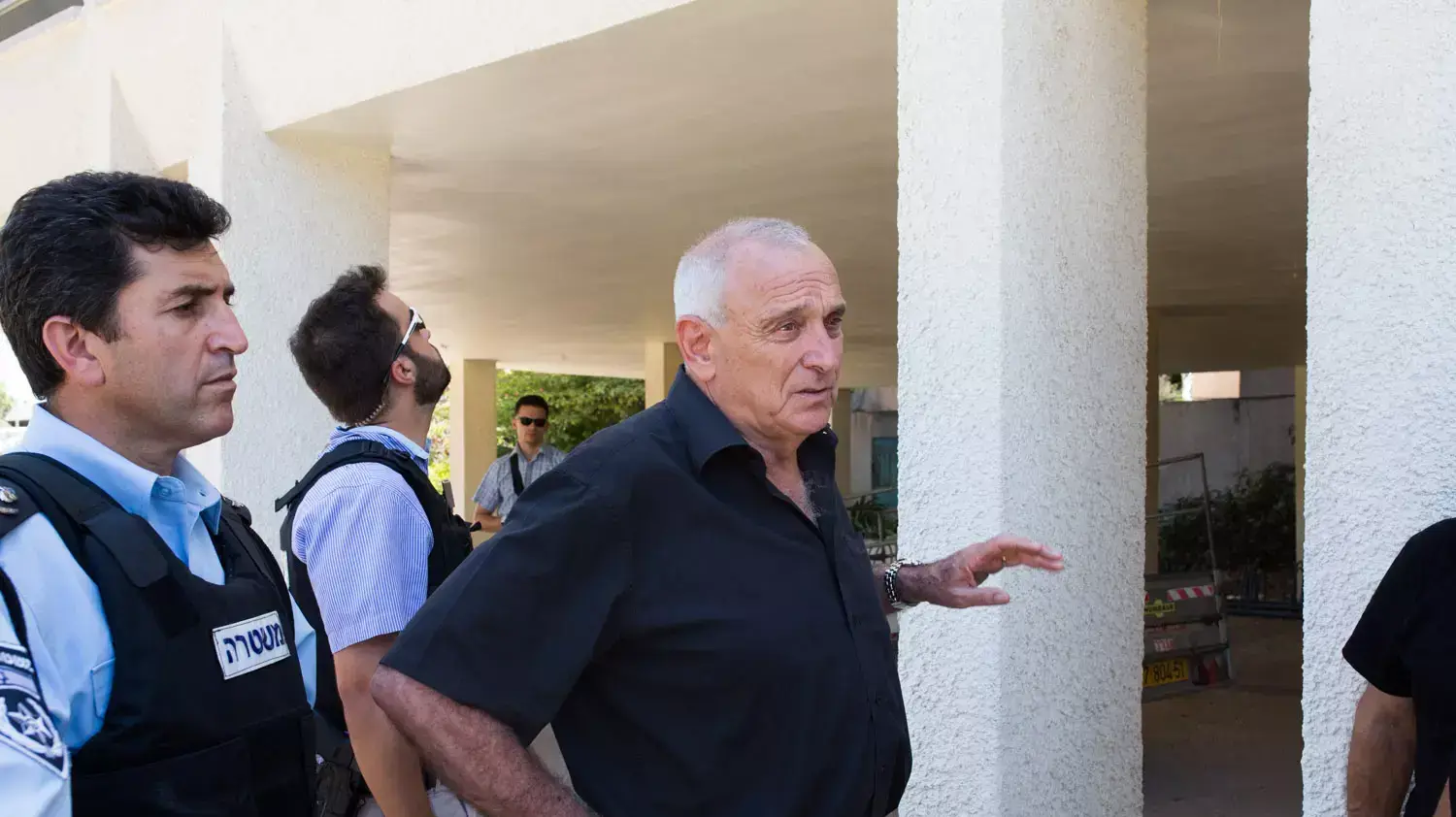 השר לביטחון הפנים יצחק אהרונוביץ' בזירת נפילת הפצמ"ר ביישוב בשער הנגב השר לביטחון הפנים יצחק אהרונוביץ' בזירת נפילת הפצמ"ר ביישוב בשער הנגב