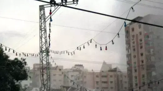 מגדל מגורים בן 14 קומות במערב עזה הופצץ וקרס מגדל מגורים בן 14 קומות במערב עזה הופצץ וקרס