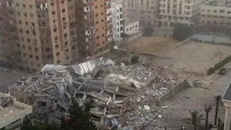 מגדל מגורים בן 14 קומות במערב עזה הופצץ וקרס מגדל מגורים בן 14 קומות במערב עזה הופצץ וקרס