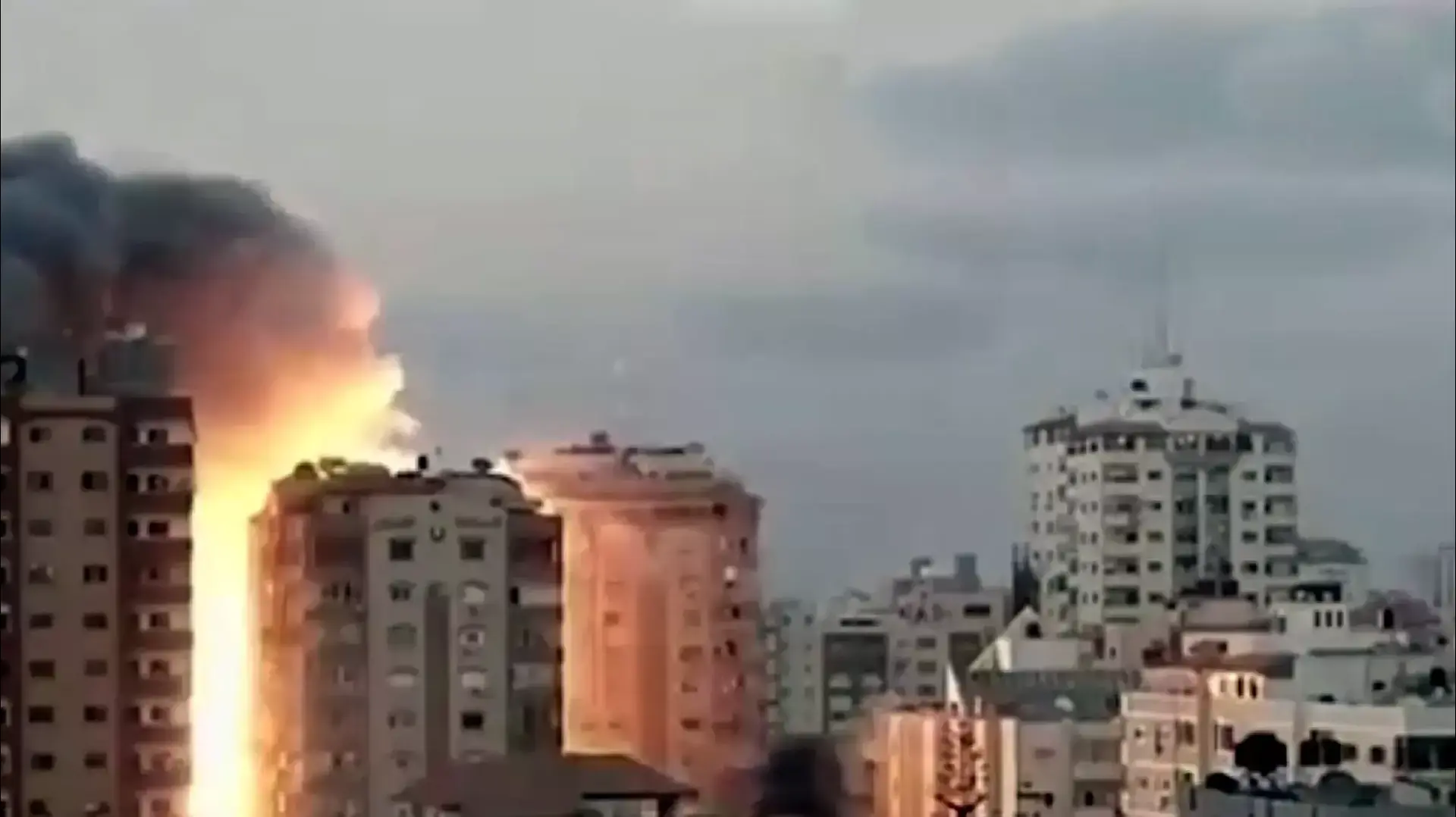 צה"ל הפציץ בניין בן 14 קומות בעזה צה"ל הפציץ בניין בן 14 קומות בעזה