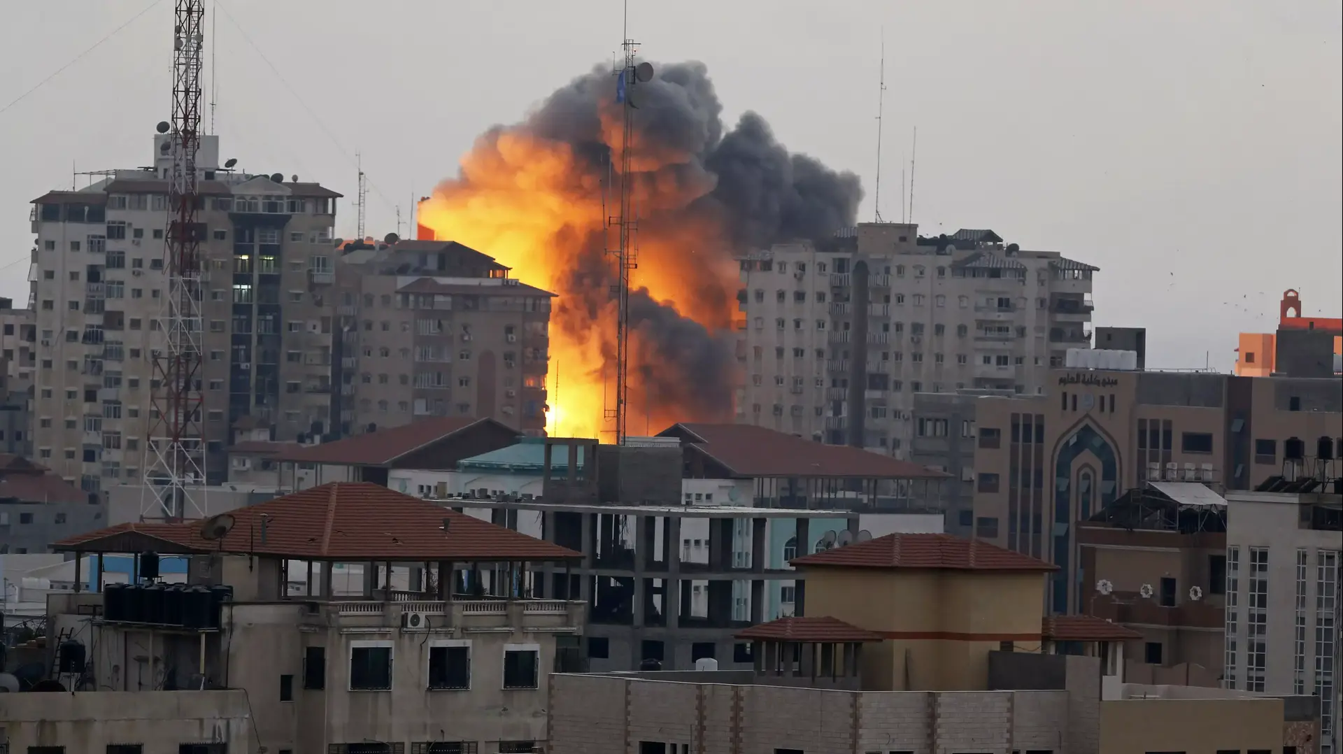 צה"ל הפציץ והחריב בניין בן 14 קומות בעיר עזה, 23 באוגוסט 2014 צה"ל הפציץ והחריב בניין בן 14 קומות בעיר עזה, 23 באוגוסט 2014