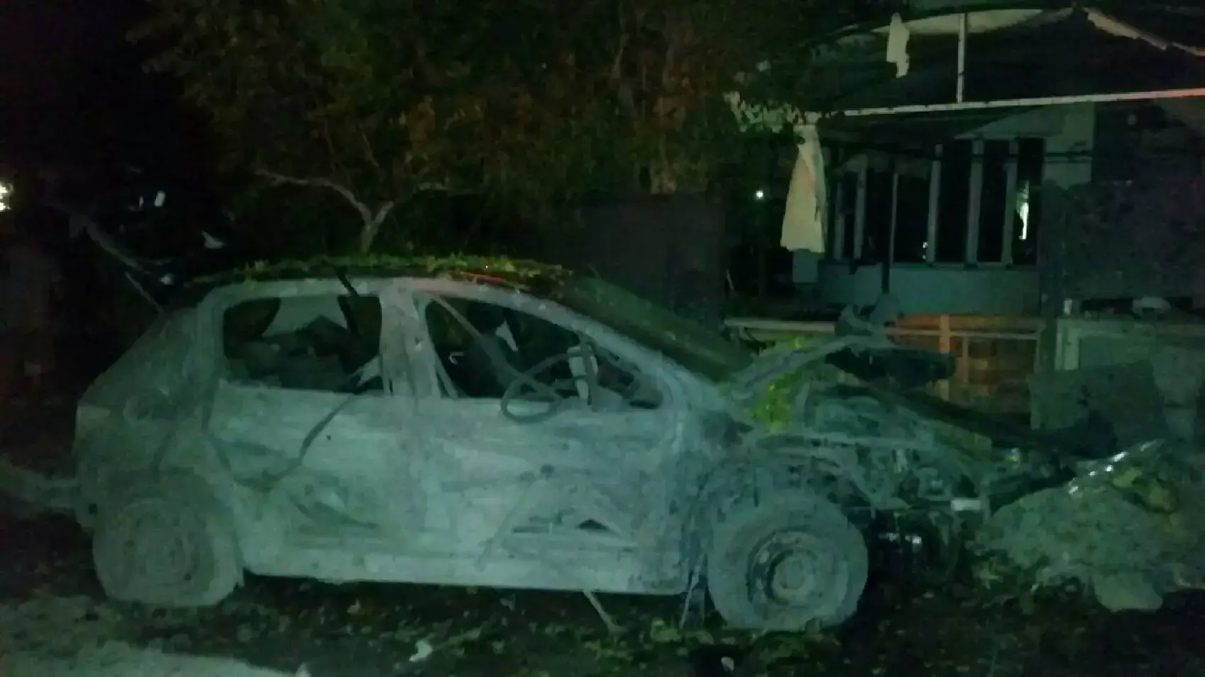 מכונית שעלתה באש כתוצאה מרקטה שהתפוצצה בבאר שבע. 23 באוגוסט 2014 מכונית שעלתה באש כתוצאה מרקטה שהתפוצצה בבאר שבע. 23 באוגוסט 2014