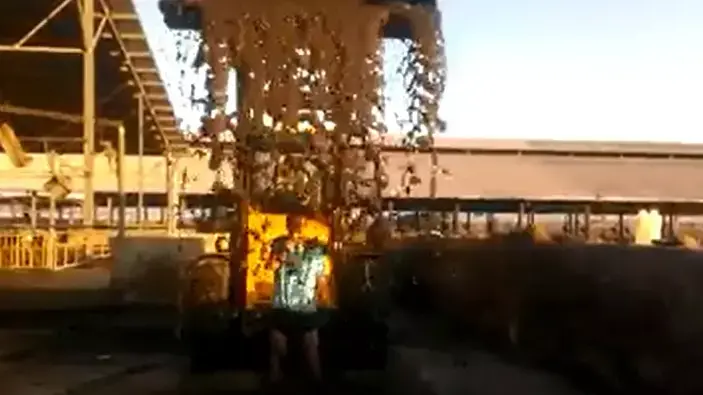 סער אלטמן, תושב ניר יצחק שבעוטף עזה, מאתגר את הממשלה באתגר דלי החרא. 23 באוגוסט 2014