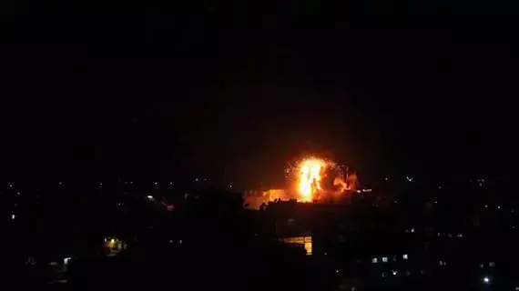הופצץ מרכז מסחרי ברפיח, עשרות חנויות עולות באש. אוגוסט 2014 הופצץ מרכז מסחרי ברפיח, עשרות חנויות עולות באש. אוגוסט 2014