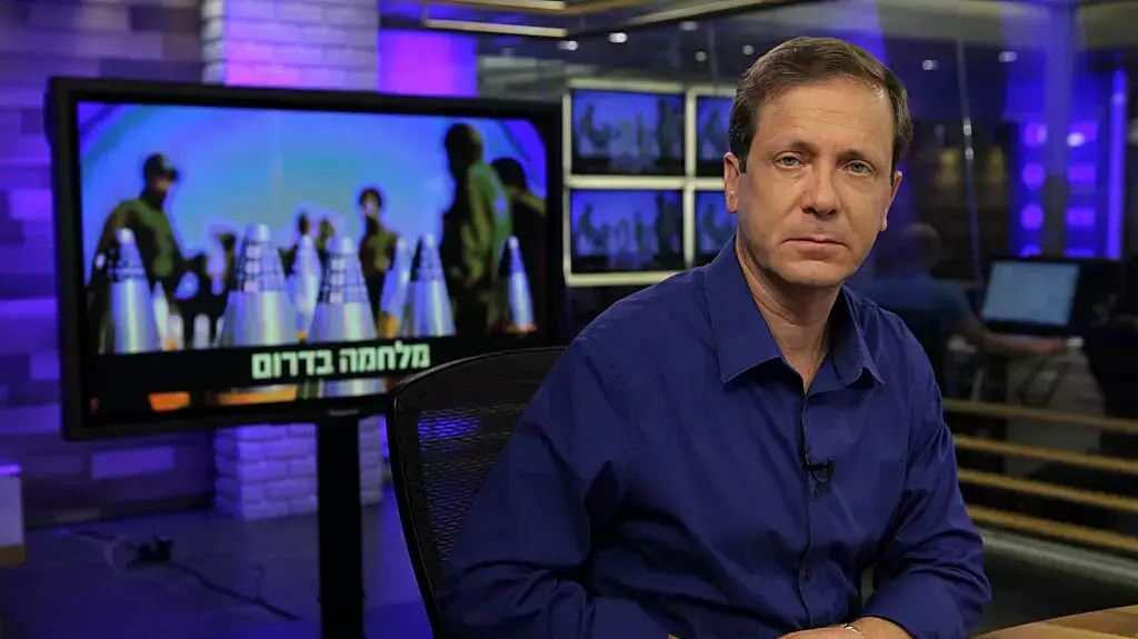יו"ר האופוזיציה ויו"ר מפלגת העבודה ח"כ יצחק הרצוג באולפן וואלה!. אוגוסט 2014 יו"ר האופוזיציה ויו"ר מפלגת העבודה ח"כ יצחק הרצוג באולפן וואלה!. אוגוסט 2014