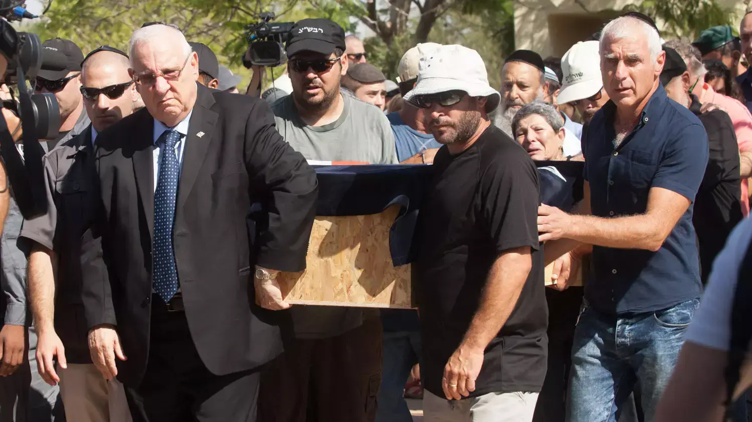 נשיא המדינה ראובןריבלין בהלווייתו של דניאל טרגרמן בן ה 4 שנהרג מפצמ"ר בנחל עוז. אוגוסט 2014 נשיא המדינה ראובןריבלין בהלווייתו של דניאל טרגרמן בן ה 4 שנהרג מפצמ"ר בנחל עוז. אוגוסט 2014