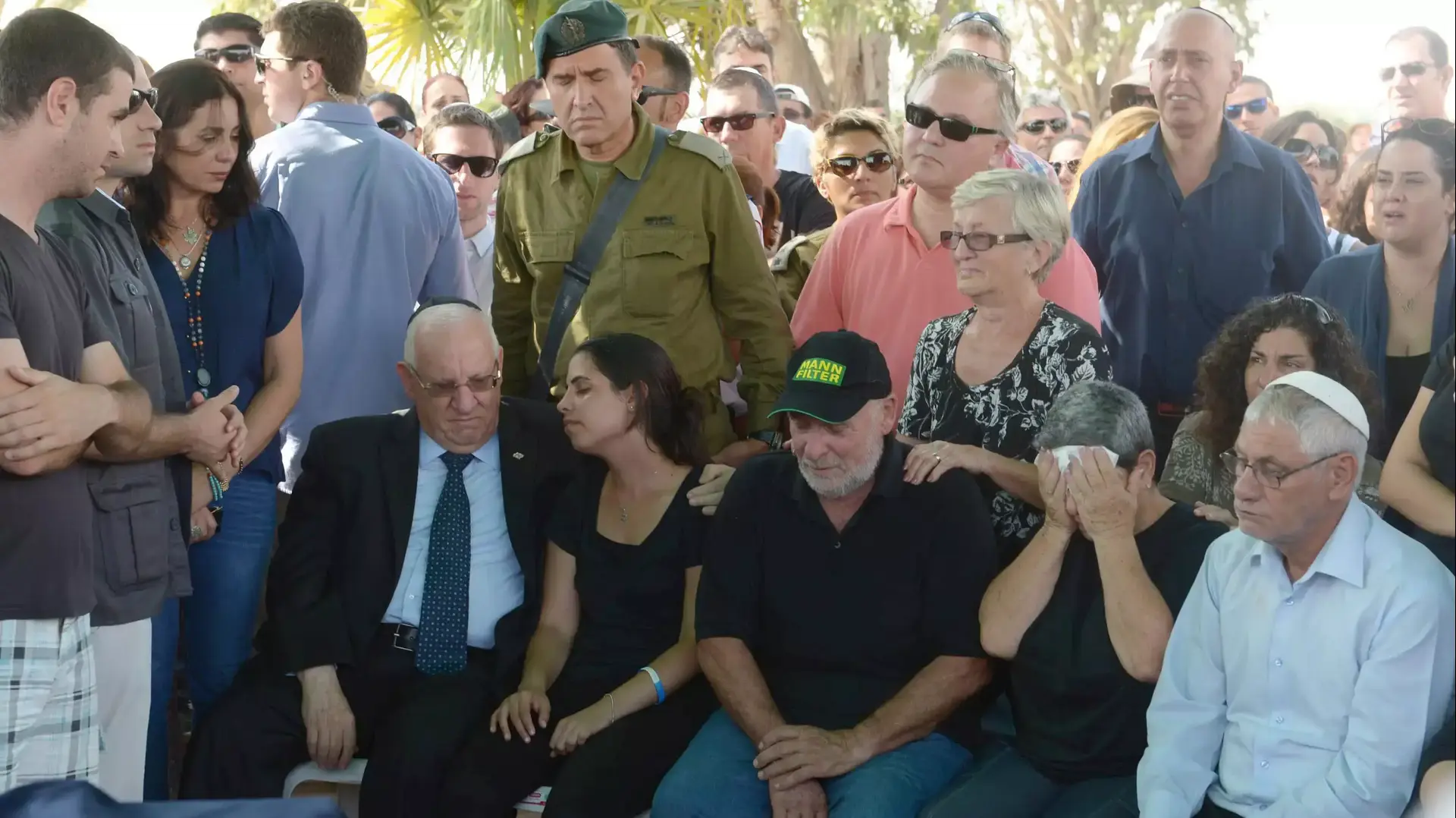 נשיא המדינה ראובן ריבלין בהלווייתו של דניאל טרגרמן בן ה 4 שנהרג מפצמ"ר בנחל עוז. אוגוסט 2014 נשיא המדינה ראובן ריבלין בהלווייתו של דניאל טרגרמן בן ה 4 שנהרג מפצמ"ר בנחל עוז. אוגוסט 2014