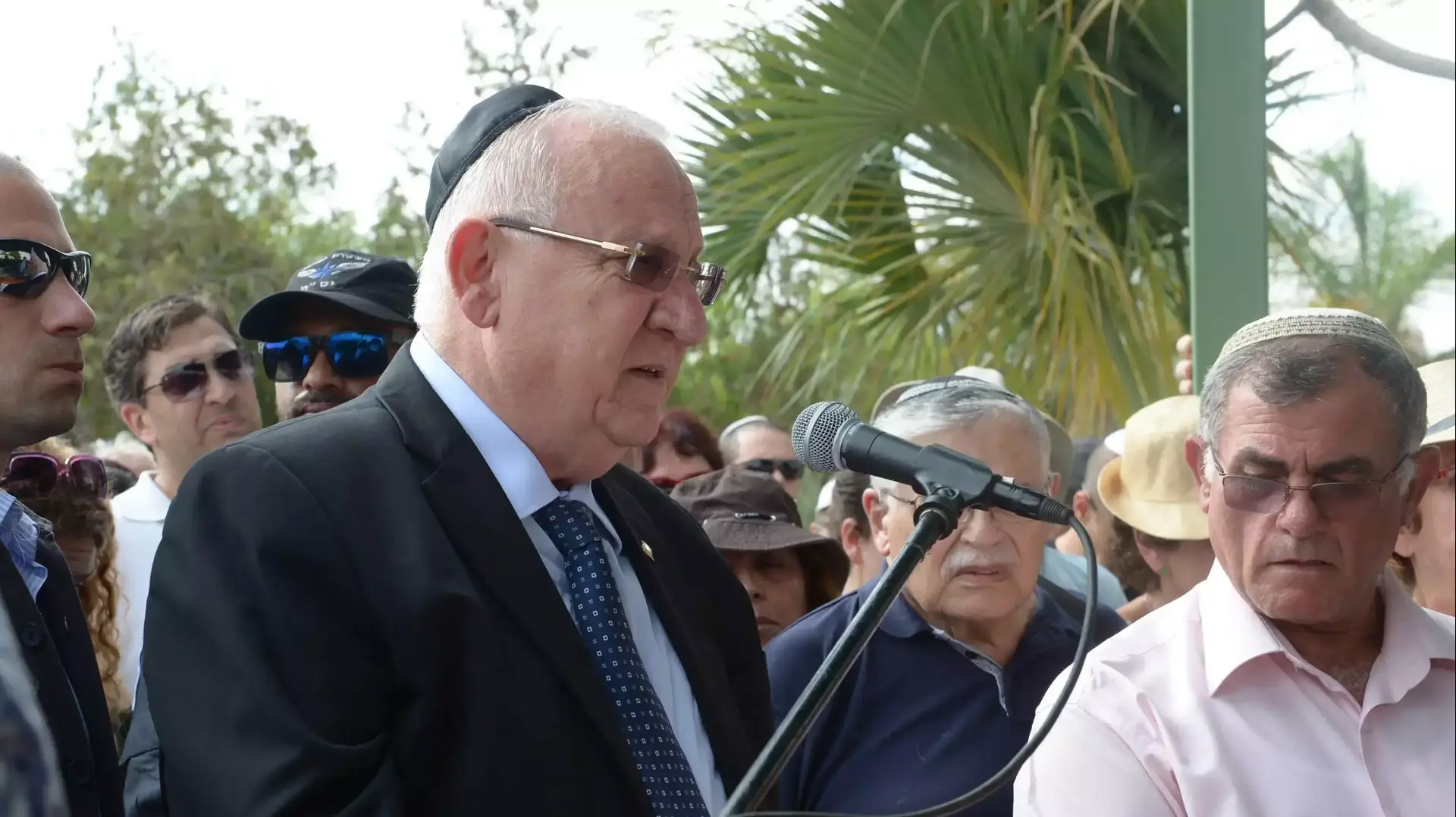 נשיא המדינה ראובן ריבלין בהלווייתו של דניאל טרגרמן בן ה 4 שנהרג מפצמ"ר בנחל עוז. אוגוסט 2014 נשיא המדינה ראובן ריבלין בהלווייתו של דניאל טרגרמן בן ה 4 שנהרג מפצמ"ר בנחל עוז. אוגוסט 2014