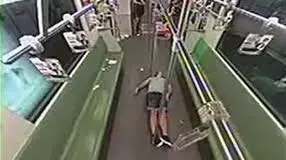 אדם התעלף ברכבת התחתית בשנגחאי
