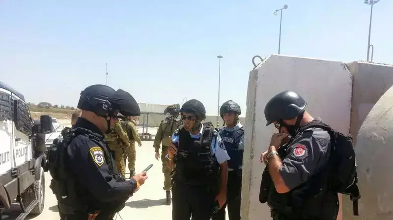 כוחות ביטחון במחסום ארז לאחר שנורו לעברו פצמ"רים. אוגוסט 2014 כוחות ביטחון במחסום ארז לאחר שנורו לעברו פצמ"רים. אוגוסט 2014