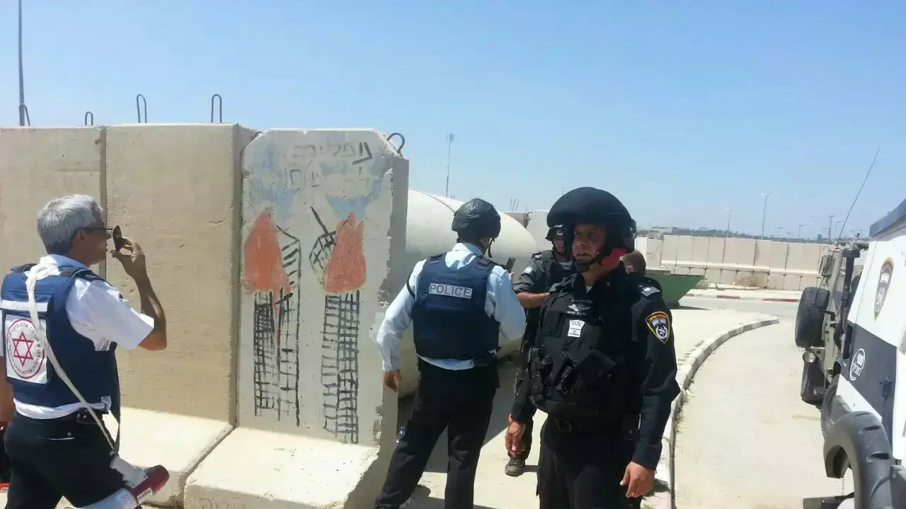 כוחות ביטחון במחסום ארז לאחר שנורו לעברו פצמ"רים. אוגוסט 2014 כוחות ביטחון במחסום ארז לאחר שנורו לעברו פצמ"רים. אוגוסט 2014