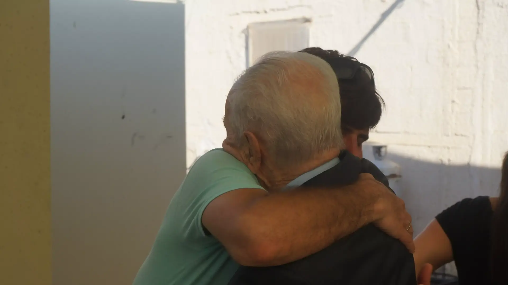הוריו של דניאל טרגרמן עם שמעון פרס לאחר הלוויית בנם