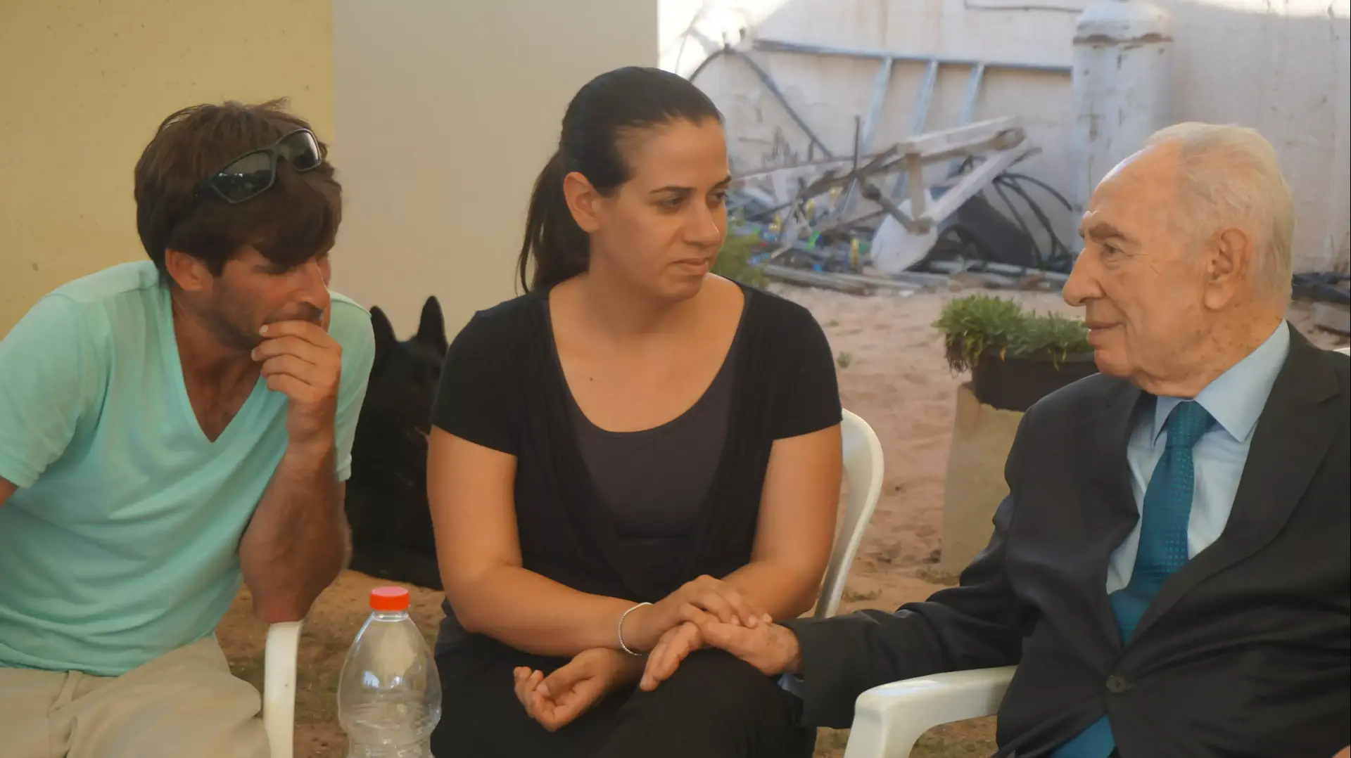 הוריו של דניאל טרגרמן עם שמעון פרס לאחר הלוויית בנם הוריו של דניאל טרגרמן עם שמעון פרס לאחר הלוויית בנם