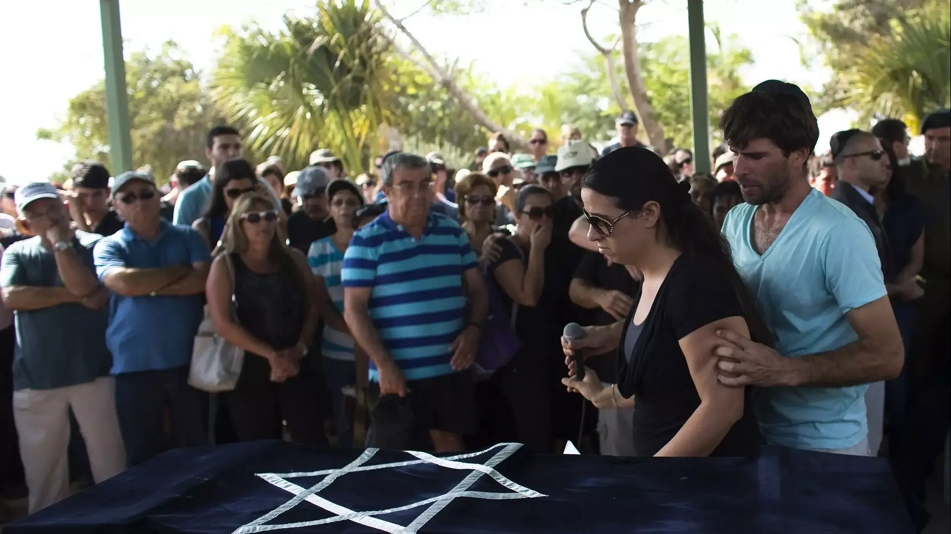 ההורים של דניאל טרגמן, שנהרג מפצמ"ר, בהלוויית בנם, אוגוסט 2014 ההורים של דניאל טרגמן, שנהרג מפצמ"ר, בהלוויית בנם, אוגוסט 2014