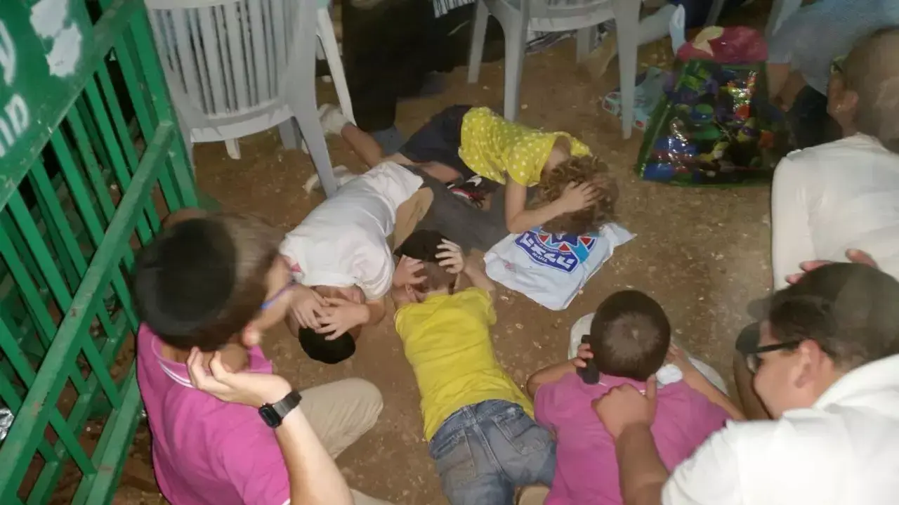 ילדים של מתנדבי איחוד הצלה תושבי הדרום באזעקה במהלך יום כיף במבוא ביתר ילדים של מתנדבי איחוד הצלה תושבי הדרום באזעקה במהלך יום כיף במבוא ביתר