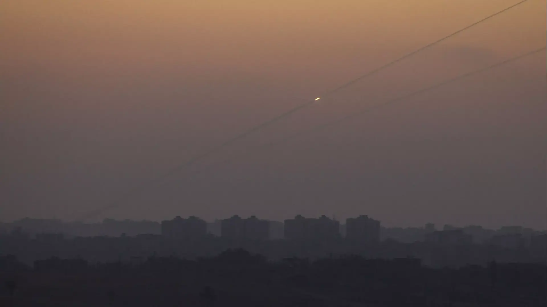 שיגור רקטה מצפון רצועת עזה לעבר ישראל. 24 באוגוסט 2014 שיגור רקטה מצפון רצועת עזה לעבר ישראל. 24 באוגוסט 2014