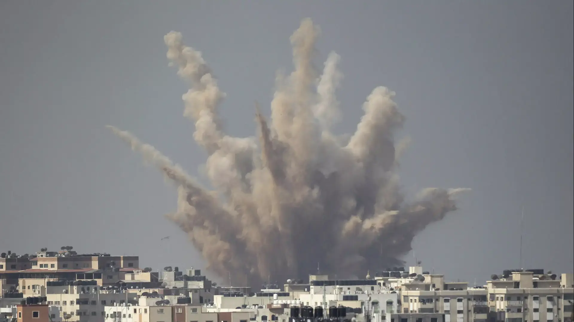 עשן מיתמר אחרי תקיפת צה"ל בעזה. 25 באוגוסט 2014 עשן מיתמר אחרי תקיפת צה"ל בעזה. 25 באוגוסט 2014