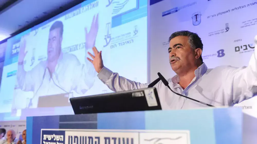 השר להגנת הסביבה עמיר פרץ בוועידת המשפט. אוגוסט 2014 השר להגנת הסביבה עמיר פרץ בוועידת המשפט. אוגוסט 2014