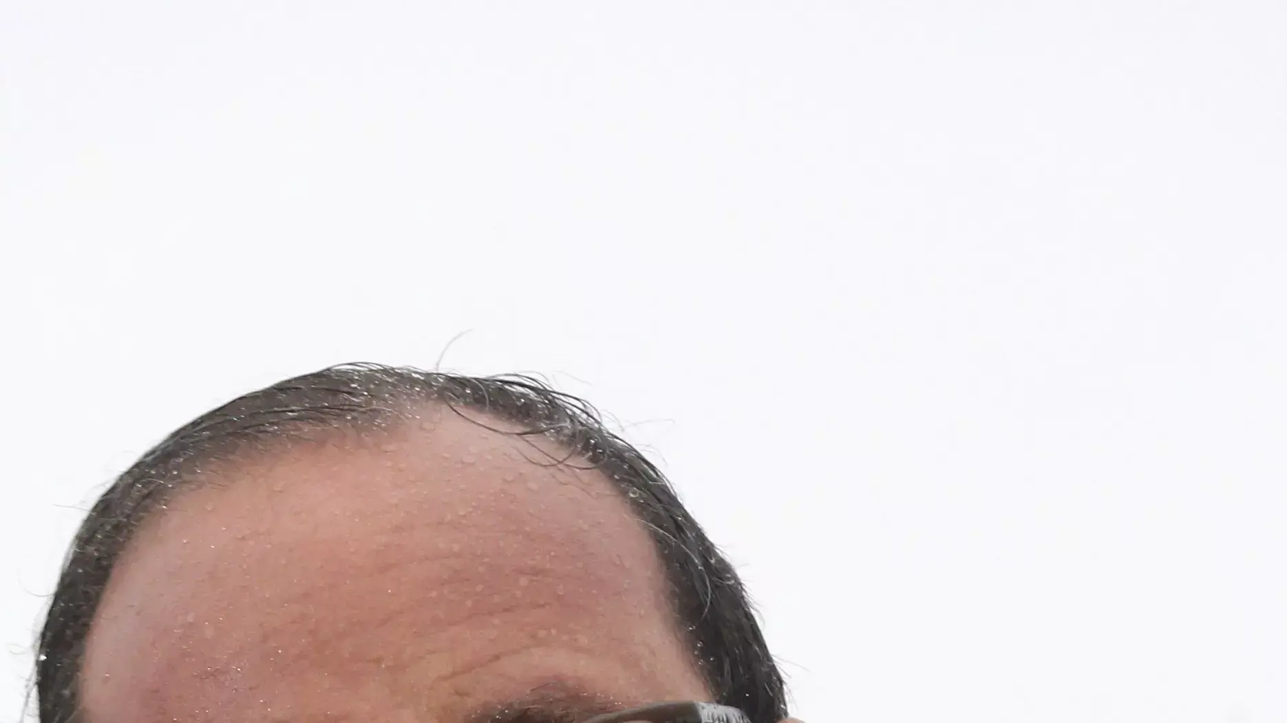 נשיא צרפת פרנסואה הולנד תחת גשם כבד באי איל דה סיין  26 באוגוסט 2014