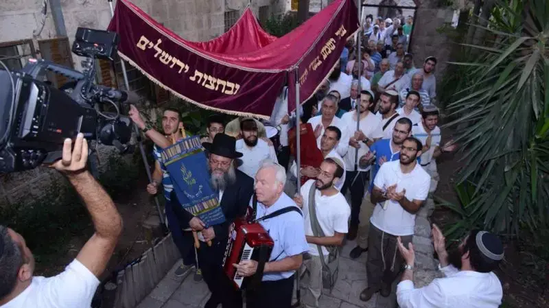 הכנסת ספרי תורה שניצלו ממאורעות תרפ"ט הכנסת ספרי תורה שניצלו ממאורעות תרפ"ט