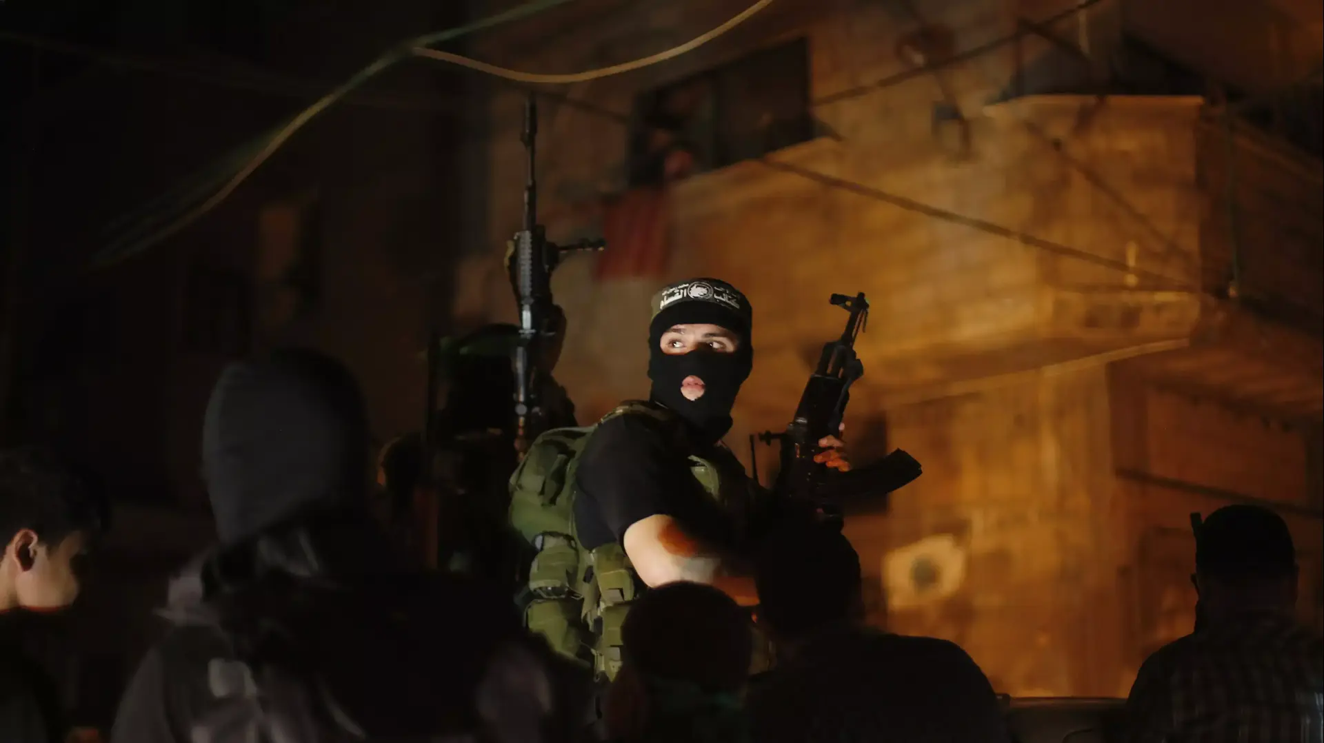 פעילי הזרוע הצבאית של חמאס חוגגים ברצועת עזה פעילי הזרוע הצבאית של חמאס חוגגים ברצועת עזה