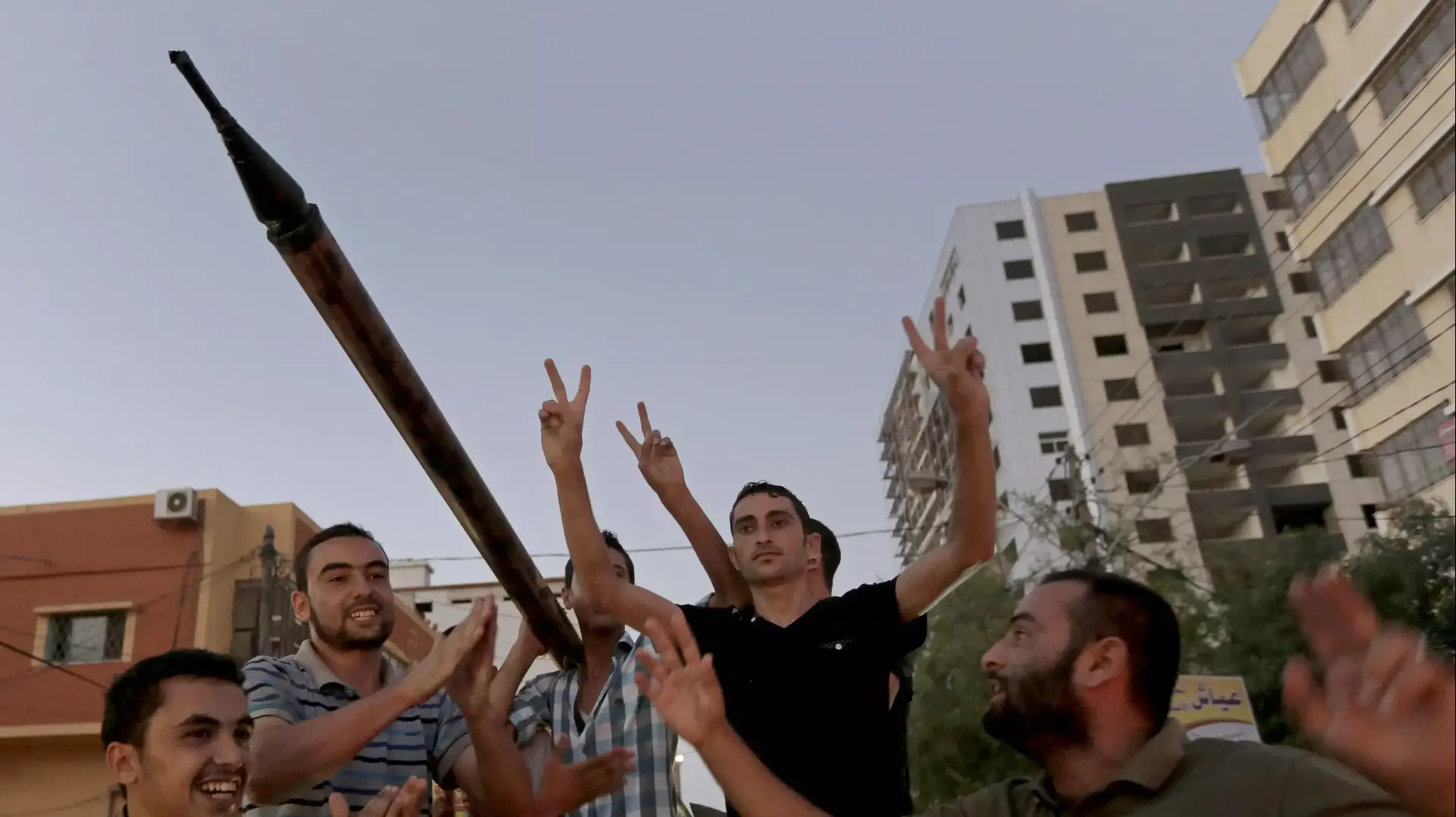 תושבי רצועת עזה חוגגים לאחר ההכרזה על הפסקת אש, בתום מבצע צוק איתן, 26 באוגוסט 2014 תושבי רצועת עזה חוגגים לאחר ההכרזה על הפסקת אש, בתום מבצע צוק איתן, 26 באוגוסט 2014