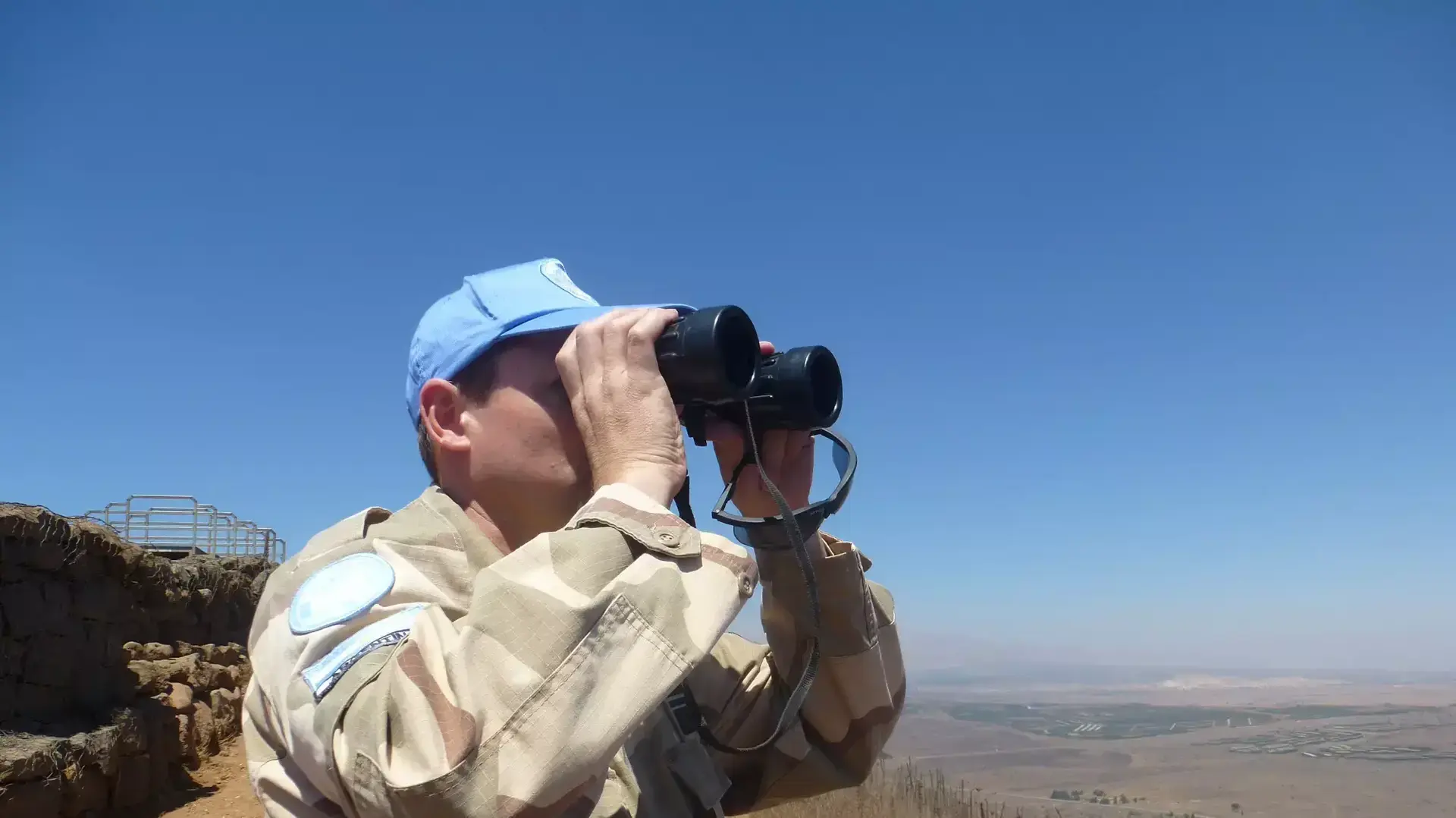 אנשי האו"ם משקיפים על זליגת אש מהלחימה בסוריה לשטח ישראל, אוגוסט 2014 אנשי האו"ם משקיפים על זליגת אש מהלחימה בסוריה לשטח ישראל, אוגוסט 2014