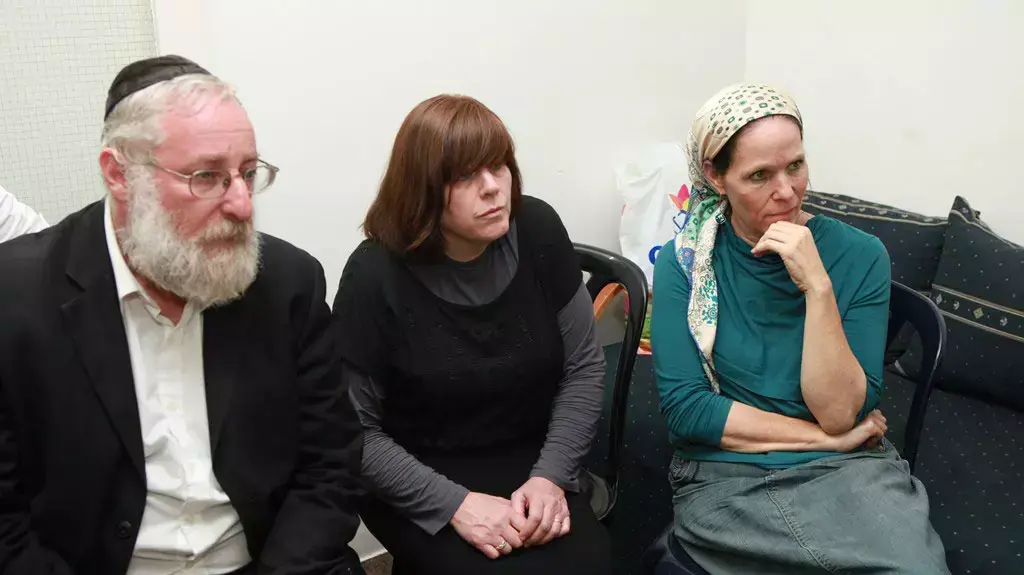 רחל פרנקל, אמו של נפתלי פרנקל, נפגשה עם הורי הנעדר אהרון סופר, אוגוסט 2014 רחל פרנקל, אמו של נפתלי פרנקל, נפגשה עם הורי הנעדר אהרון סופר, אוגוסט 2014