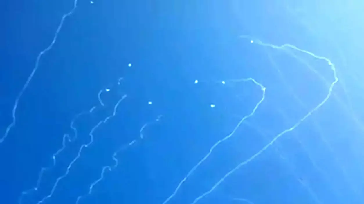 סרטון של SIN: 15 קסאמים מיורטים על ידי כיפת ברזל סרטון של SIN: 15 קסאמים מיורטים על ידי כיפת ברזל