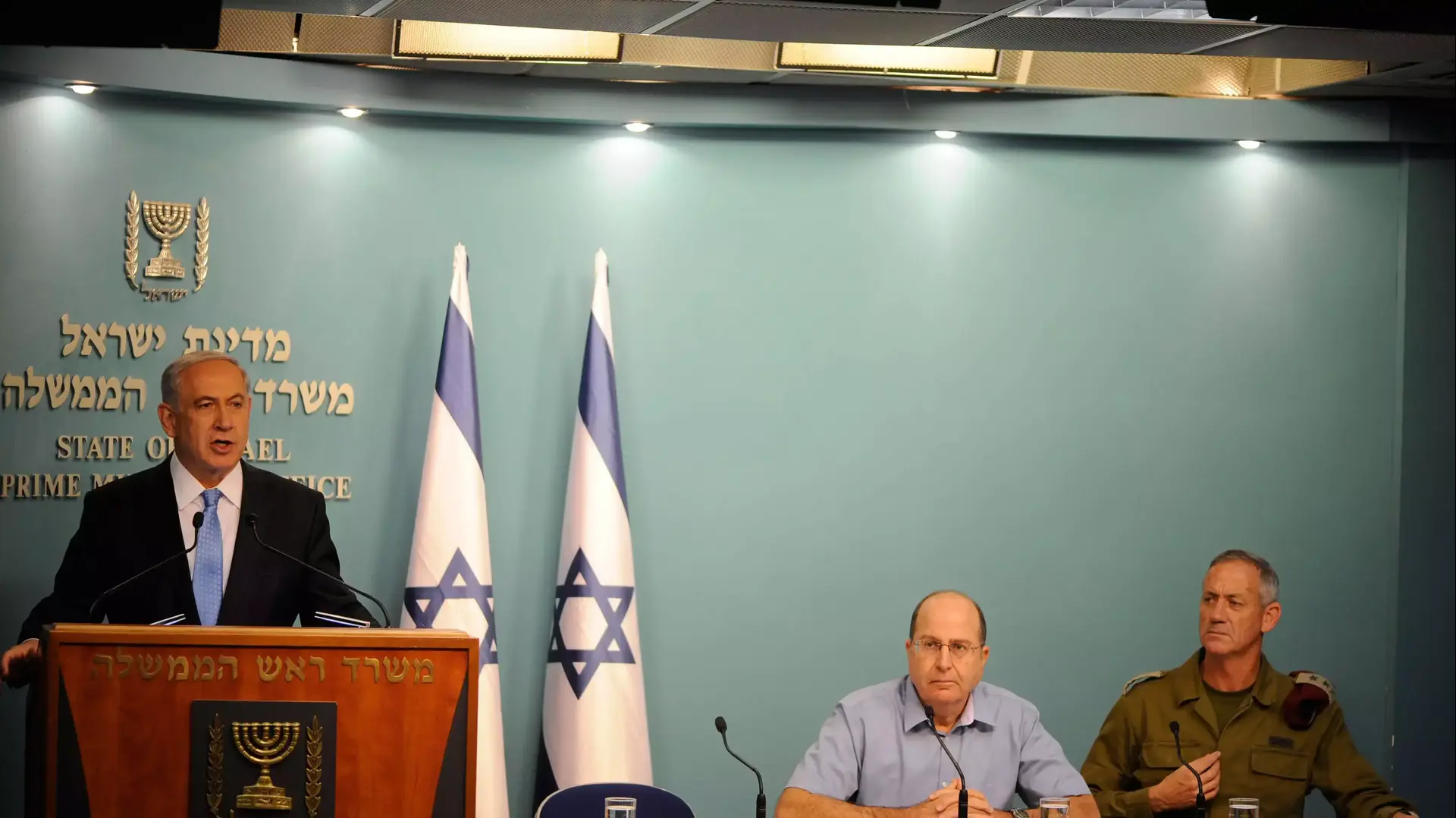 בנימין נתניהו, בני גנץ ומשה יעלון במסיבת עיתונאים משרד ראש הממשלה. אוגוסט 2014 בנימין נתניהו, בני גנץ ומשה יעלון במסיבת עיתונאים משרד ראש הממשלה. אוגוסט 2014